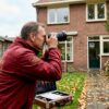 Tijdens een bouwkundige keuring neemt de inspecteur de woning grondig onder de loep.