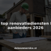 Een aannemer bekijkt de renovatieplannen op het dak van een pand in Breda.