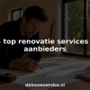 Een renovatiespecialist buigt zich over de bouwtekeningen aan tafel.