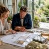 Stel bespreekt samen het duurzame bouwplan aan de keukentafel