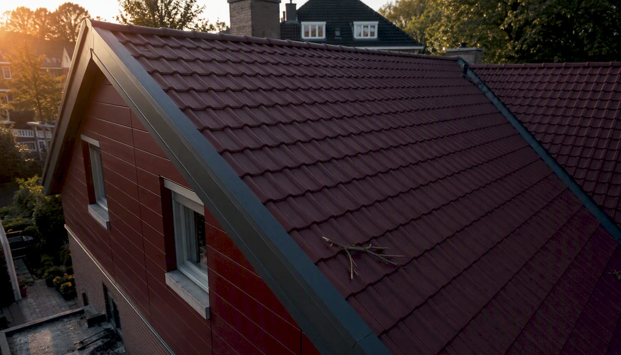 Het dak is recent volledig vernieuwd en afgewerkt met duurzame Rockpanel bekleding.