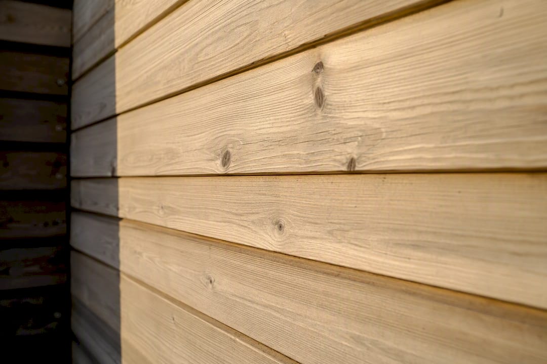 Detailopname van de structuur van een larikshouten gevel