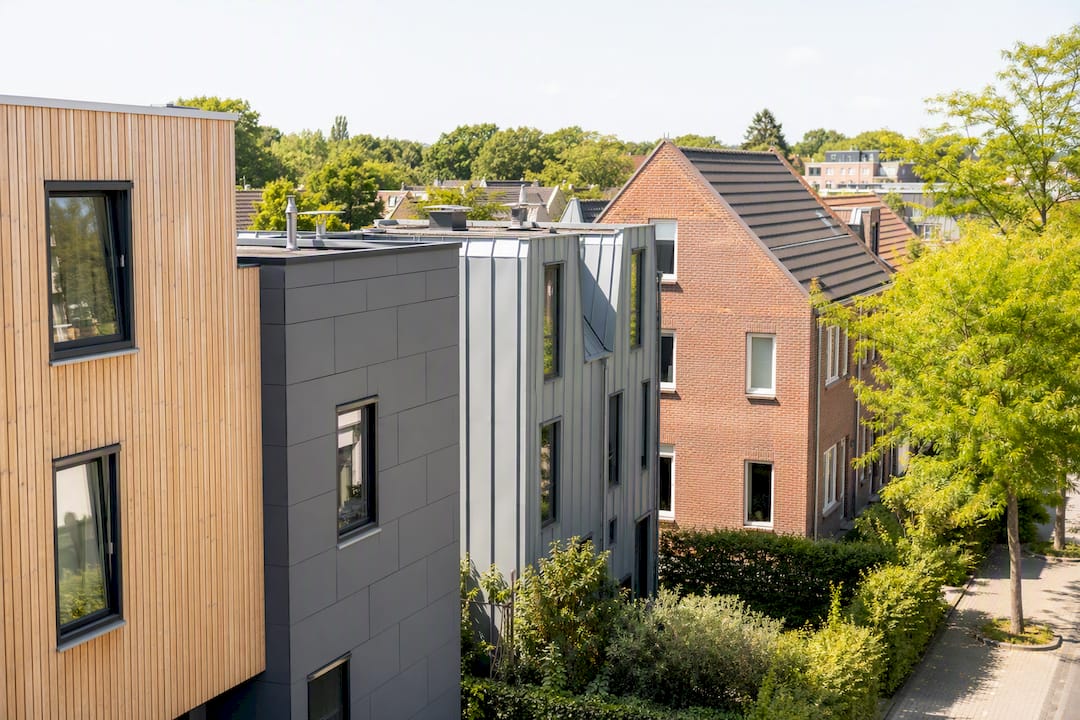 Verschillende materialen voor gevelbekleding op huisgevels