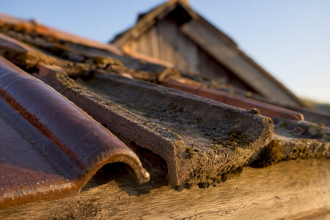 Vergelijking van texturen van keramische en betonnen dakpannen