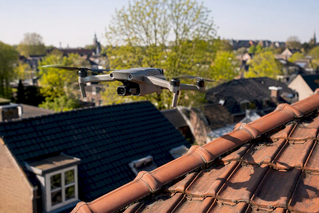 Drone inspecteert dak vanuit de lucht