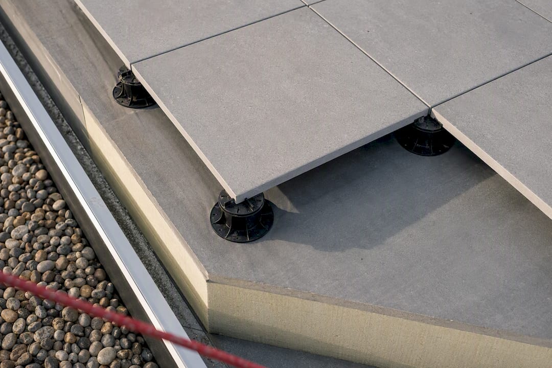 Dakterras met tegels op de isolatielaag