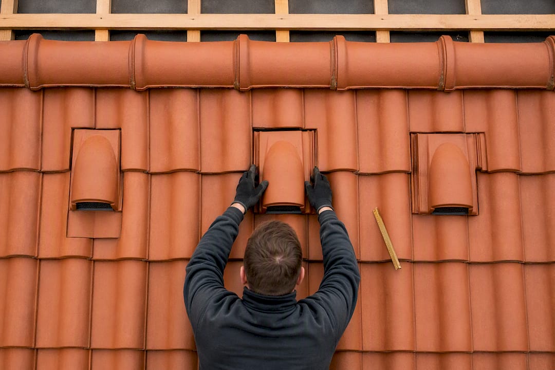 Ventilatiedakpannen verdeeld over de nok