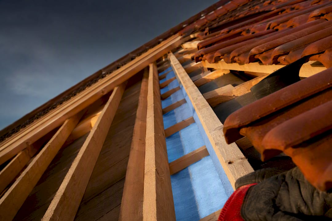 Open pannendak met zichtbare ventilatiespleet