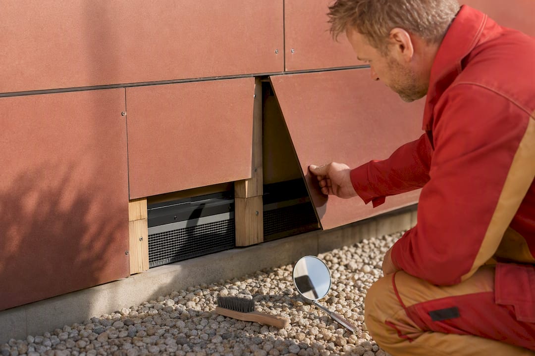 Open ventilatieopening achter de gevelplaat