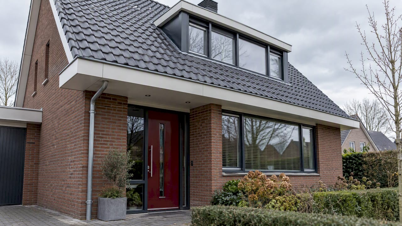 Trespa dakrandbekleding bij Nederlandse woning