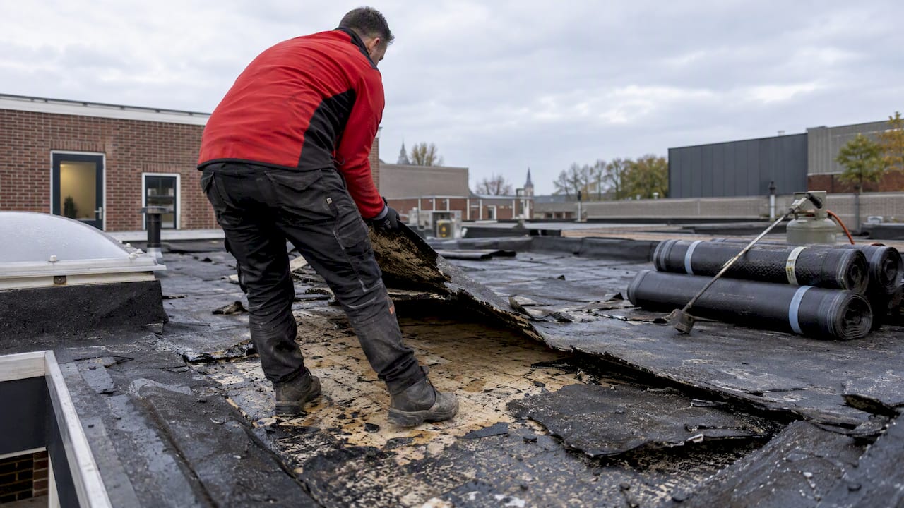 Dakdekker werkt plat dak bij