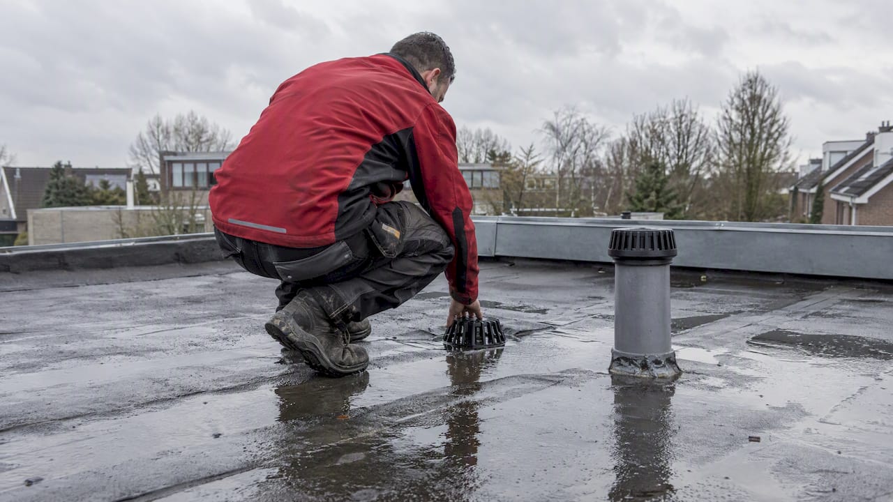 Dakafvoer en verhoogde noodoverstort op plat dak
