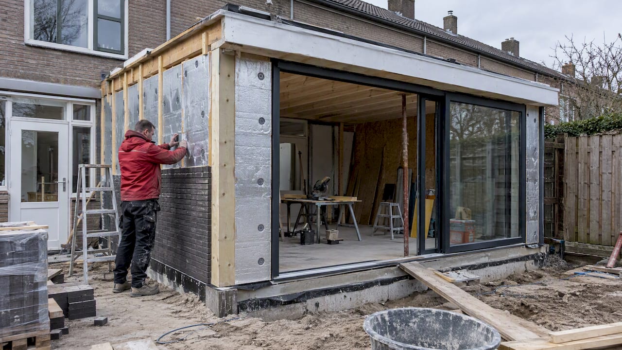Uitbouw in aanbouw aan de achtergevel van de woning
